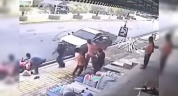 В Таиланде семья с двумя детьми чудом спаслась от потерявшего управления авто (ВИДЕО)