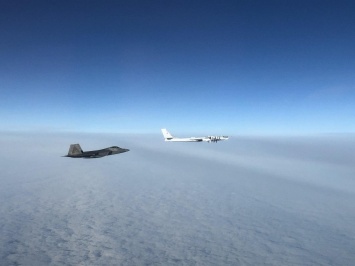 Американцы подняли истребители на перехват российских ракетоносцев Ту-95МС на Дальнем Востоке. Видео