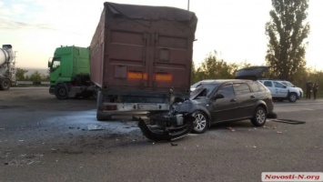 Под Николаевом легковой автомобиль влетел под колеса зерновоза, - трое пострадавших