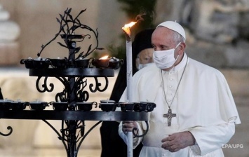 Папа Римский впервые вышел на публику в маске