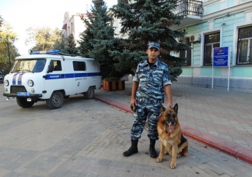 В Керчи полицейский-кинолог задержал вооруженного ножом грабителя (ВИДЕО)