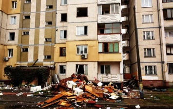 В Киеве вещи пострадавших от взрыва дома на Позняках выбросили из окон - СМ