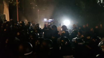 Появились фото и видео стычек между группой поддержки обвиняемых по делу Шеремета и полицией