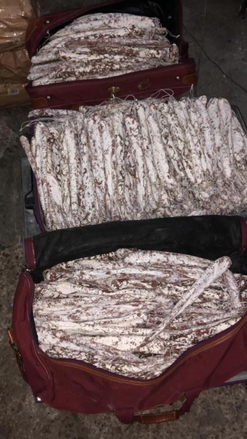Украинец вез через границу сотни килограммов колбасы, которую ему дали на зарплату. Фото