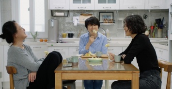 Молодая кореянка встречается с подругами в трейлере нового фильма Хон Сан-Су