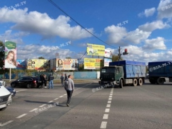 В Мелитополе КАМАЗ въехал в Шкоду на оживленном перекрестке (фото, видео)