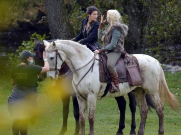 Йеннифэр, Цири и лошадки. В сети появились новые кадры со съемок второго сезона «Ведьмака»