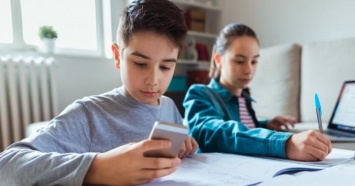Запретить смартфоны в школах предлагают Верховной Раде