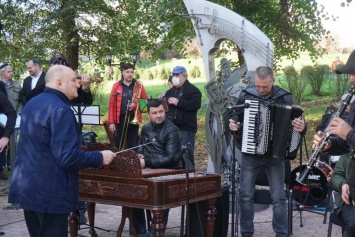 В Черновцах открыли памятник, посвященный песне "Хава Нагила" (фото, видео)