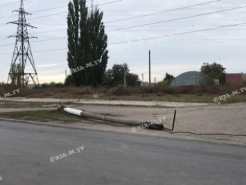 В Мелитополе грузовик во время ДТП свалил электроопору (фото, видео)