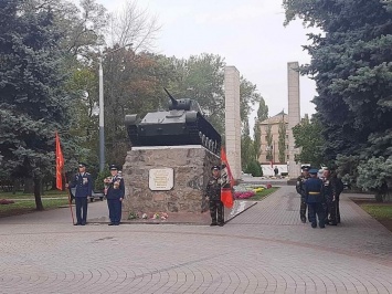 Левые силы несут почетные караулы на Братском кладбище и Аллее славы