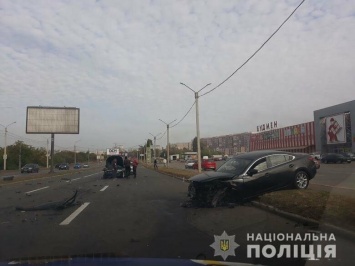 На проспекте Льва Ландау столкнулись авто «Volkswagen» и «Mazda»: водители в больнице, - ФОТО