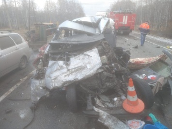 Появились фото страшной аварии под Новосибирском, в которой погибли четыре человека