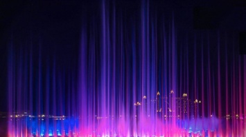 В ОАЭ запустили самый большой в мире фонтан (видео)