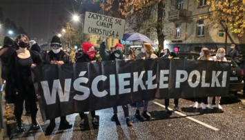 На второй день протестов за разрешение абортов в Польше к акции присоединились 10 тысяч человек. Фото