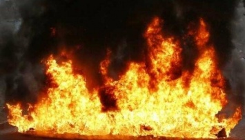 В Запорожской области загорелась хозпостройка с газовым баллоном внутри