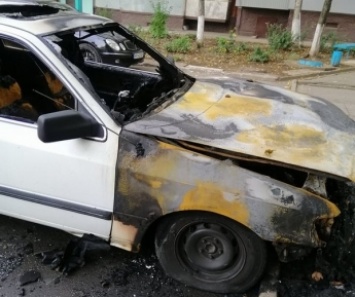 В Запорожье сожгли автомобиль (фото)