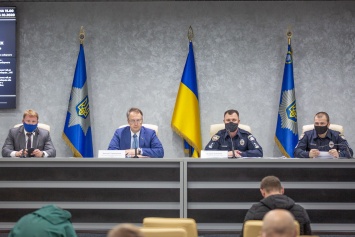 Геращенко: Полиция вне политики, защищает закон и избирательное право граждан