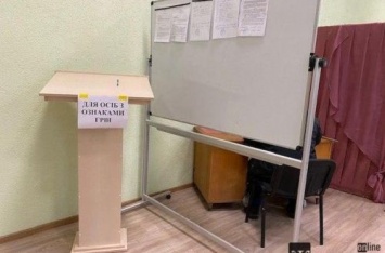 В Житомире на выборах использовали самые необычные картинки: из лестниц и ширм для кукольных спектаклей