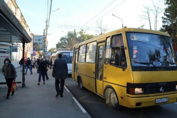 Водителям автобусов и троллейбусов в Симферополе запретили задерживаться на остановках дольше, чем на одну минуту