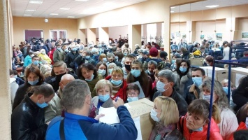 Очереди и давка: как в избиркоме в Харькове принимают протоколы (фото)