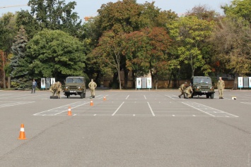 В Военной академии Одессы курсанты соревновались в скоростном ремонте автомобилей