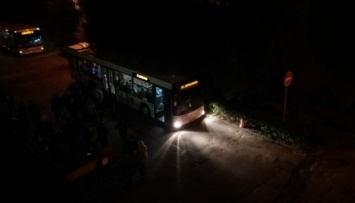 Возле Запорожской ТИК образовались очереди, члены избиркомов ждут в автобусах