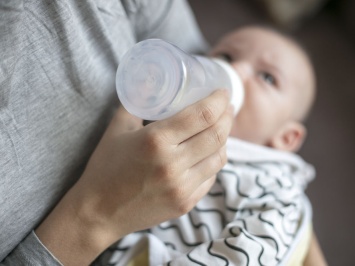 Младенцы, которых кормят из бутылочки, потребляют ежедневно миллионы микрочастиц пластика - ислледование