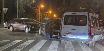 Серьезное ДТП в Киеве: разбиты три автомобиля