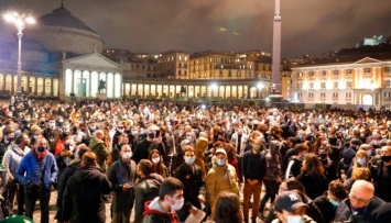 Файеры против водометов: в Италии бушуют антикарантинные протесты