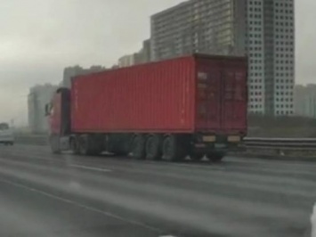 В России неуправляемая фура опасно виляла по трассе с мертвым водителем за рулем: видео