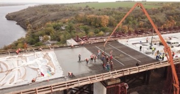 В Запорожье достроили проезжую часть нового моста через Старый Днепр (ФОТО)