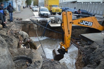 В центре Харькова повредили трубопровод: холодная вода залила улицу, - ФОТО
