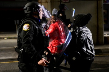 В Филадельфии продолжаются протесты после убийства афроамериканца