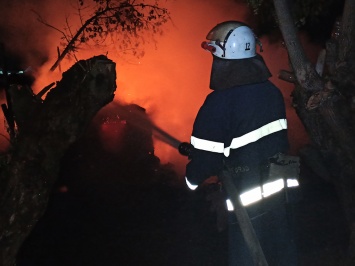 За сутки спасатели Николаевщины ликвидировали четыре пожара: горели дрова, солома и мусор
