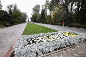 Мэр Одессы возложил цветы к памятнику Неизвестному матросу на Аллее Славы. Фото