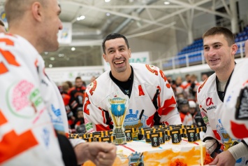 Юные хоккеисты поздравили «Кременчуг» с чемпионством праздничным тортом