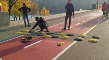 В Киеве установили первый "лежачий полицейский" против велосипедистов