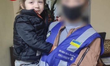 В Киеве полицейские разыскивают родителей пятилетнего ребенка, которого они оставили в сквере и не вернулись