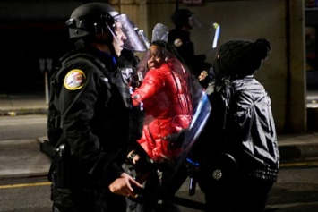 В США снова массовые протесты и погромы из-за гибели двух чернокожих