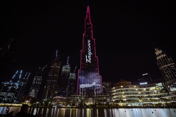 Небоскреб Бурдж-Халифа в Дубае превратился в рекламный щит Porsche Taycan