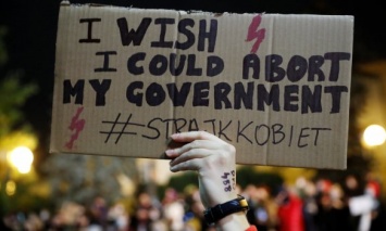 "Аборт правительству", "Ад для женщин", "Это война": Как в Польше протестуют против запрета абортов