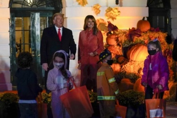 Ракеты, тыквы и двойники: Дональд и Мелания Трамп отпраздновали Хэллоуин в Белом доме (ФОТО, ВИДЕО)