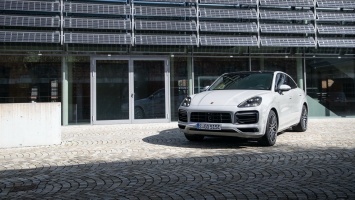 Porsche увеличил запас хода и аккумулятор Cayenne E-Hybrid