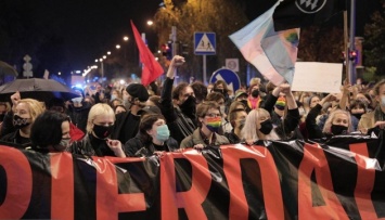 Протесты в Польше обрушили рейтинг правящей партии