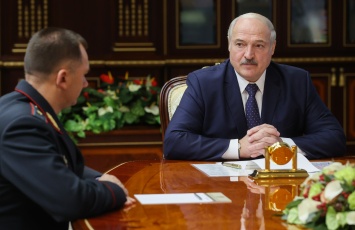 Лукашенко предложил вооружить летучие отряды бывших военных