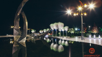 Оттенки прекрасного: как в Днепре ночью выглядит сквер Прибрежный