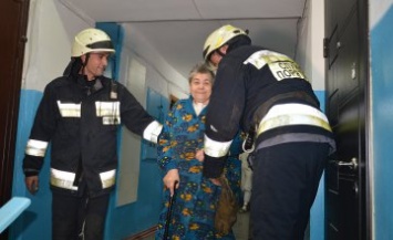 В многоэтажке Днепра загорелась квартира: спасатели вынесли из огня трех женщин (ФОТО)