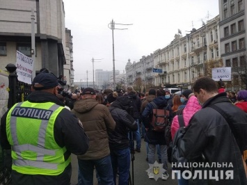 Полиция усилила охрану Конституционного суда в Киеве из-за протестующих возле него