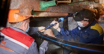 В Киевском районе коммунальщики меняют трубопровод холодной воды